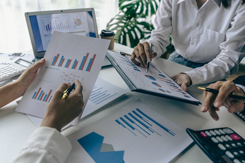 Intelligence analysis concept, group of business people brainsto